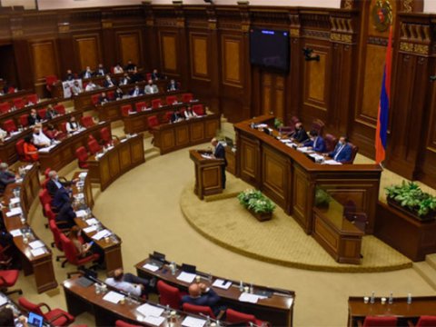 Ermənistan hökümətinin iclası təxirə salındı