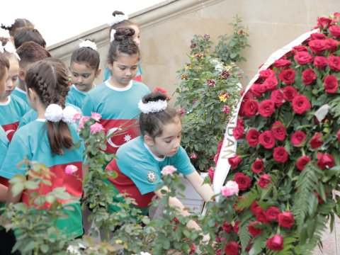 Birincilər məktəbə bayraqla gəldilər - FOTOLAR