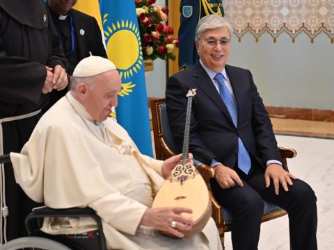 Tokayev Roma Papasına dombra hədiyyə etdi - FOTO
