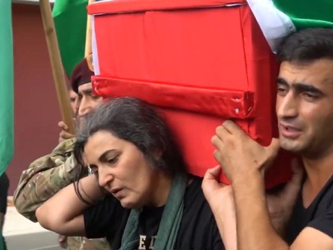 Bir şəklin tarixçəsi - Oğlunun tabutunu daşıyan şəhid ANASI