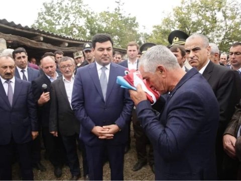 Şəhid xanımından dəfnlərdəki donuq baxışlı məmurlara ETİRAZ