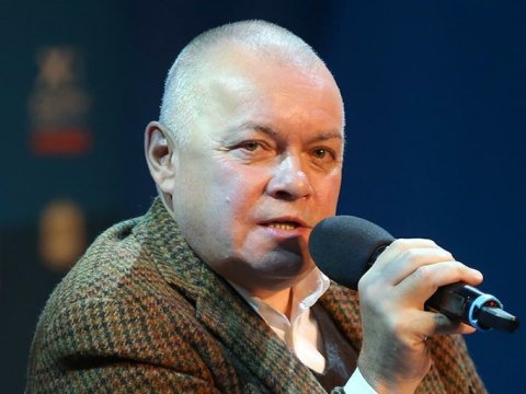 Krımda Kiselyovun avtomobili yandırıldı - FOTO