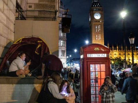 Kraliçanın dəfninə qatılmaq üçün küçədə gecələdilər - FOTO