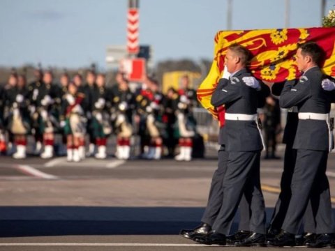 II Elizabetin tabutu Vindzor qalasına aparılır