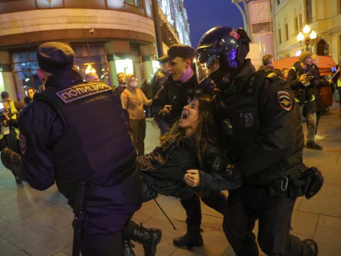 Rusiyada səfərbərliyə qarşı etiraz - Mindən çox şəxs saxlanılıb - (YENİLƏNİB)