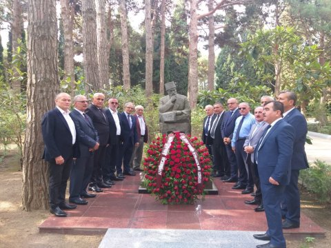 Qurultay nümayəndələri Fəxri Xiyabanı ziyarət ediblər