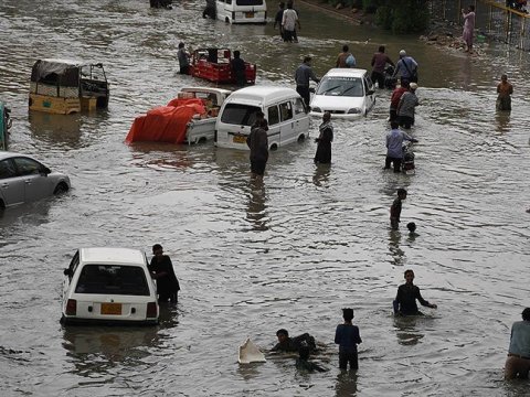 Pakistanda yüzlərlə uşaq yağışdan ÖLÜB