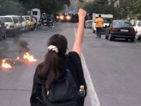 İranda etirazlar alovlanır - Tələbələr ayağa qalxdı