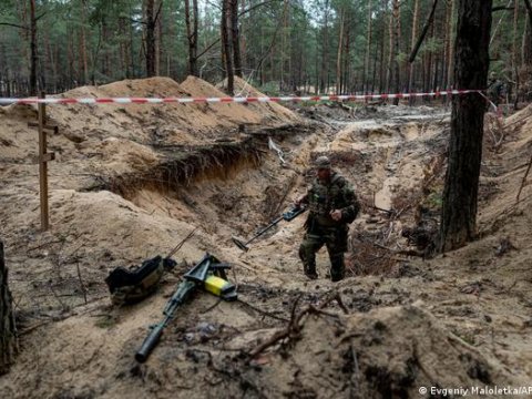 İzyumda daha iki kütləvi məzarlıq aşkarlandı