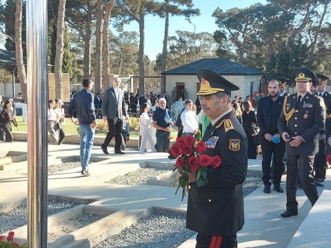 Zakir Həsənov şəhidlərin məzarını ziyarət etdi - FOTOLAR