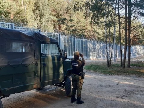 Polşa Belarusla sərhəddə divar tikintisini başa çatdırdı