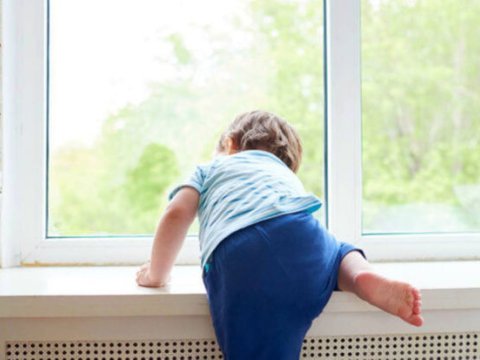 4 yaşlı uşaq 4-cü mərtəbədən yıxıldı