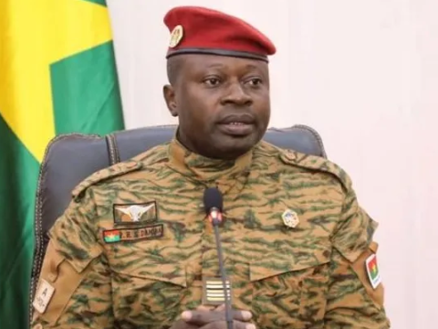 Devrilmiş prezident ölkəsini tərk etdi