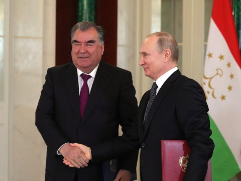 Putin Tacikistan liderini təltif etdi 