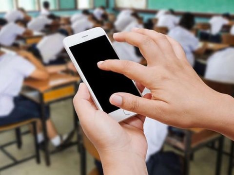 Məktəblərdə telefon qadağası yoxdur - RƏSMİ