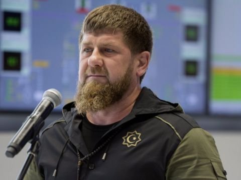 Kadırov Rusiyadan qaçan kişiləri təhqir etdi: “Ətək geyinin!”