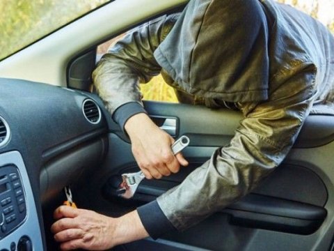 Avtomobildən külli miqdarda pul oğurlandı