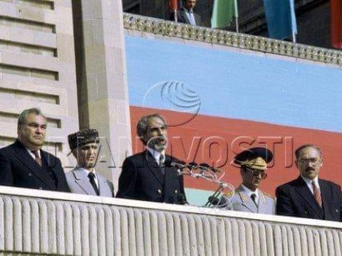 Bir şəklin tarixçəsi: Elçibəyin hərbi paradı - VİDEO