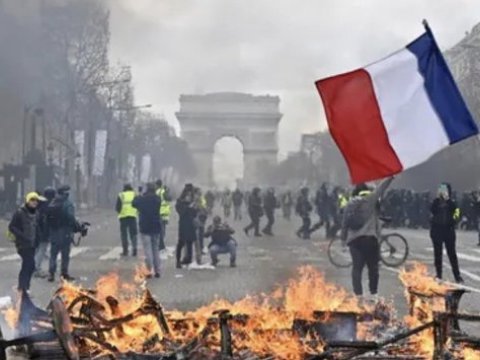 Fransızlar Makronu istefaya çağırdı