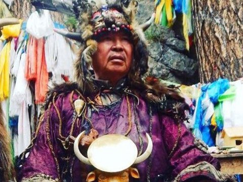 Putinin məsləhətləşdiyi şaman Rusiya əsgərləri üçün dua etdi