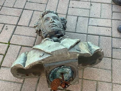 Kiyevdə Puşkinin abidəsi söküldü - FOTOLAR