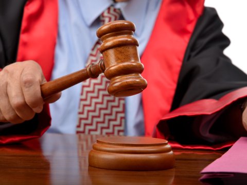 Azərbaycanda 10 hakimin fəaliyyətinə xitam verildi