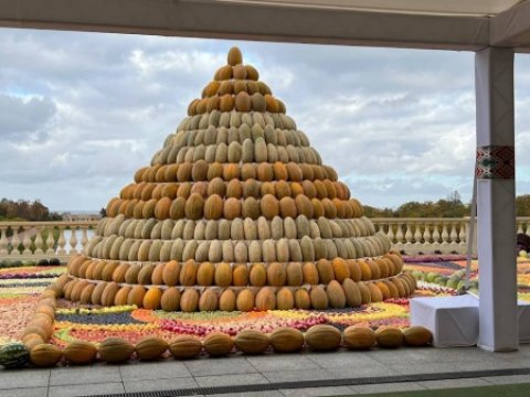 Putinə hədiyyə olunan 6 maşın qarpız-yemiş uşaq evinə verildi