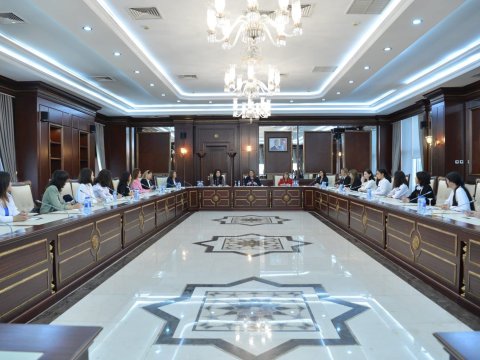 Milli Məclisdə gənc qızlarla görüş keçirildi - FOTOLAR