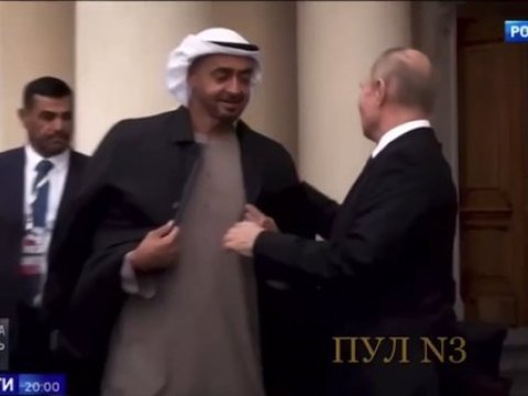 Putinin ərəb liderinə jesti müzakirələrə səbəb oldu