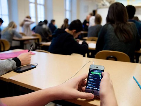 Məktəblərdə şagirdlərə telefon qadağası qoyuldu