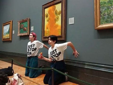 82 milyonluq əsərin üzərinə şorba tökdülər