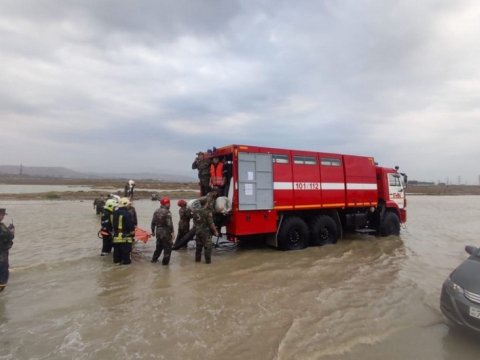 Gölə dönən Bakı-Qazax yolundan su çəkilir - VİDEO