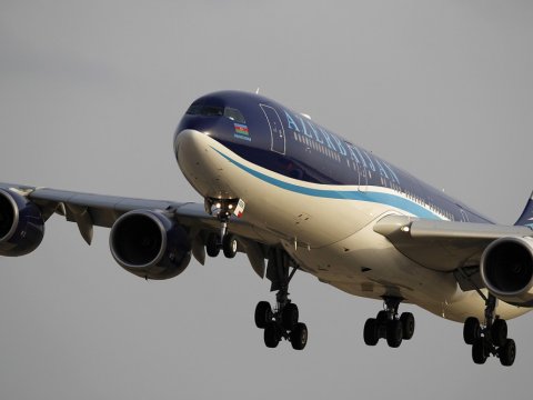 Şüşəsi sınan təyyarə geri qayıtdı