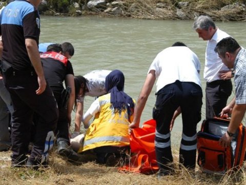 Astarada 82 yaşlı kişi çayda boğuldu