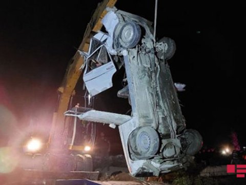 Maşın kanala düşdü - Ata öldü, oğul yaralandı