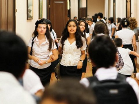 Məktəblilərə yeni qadağa: Dikdaban, rəngli saç, saqqal...