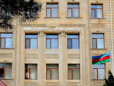 Şəhidlərin xatirəsi anılarkən ayağa durmayan direktora töhmət verildi - VİDEO