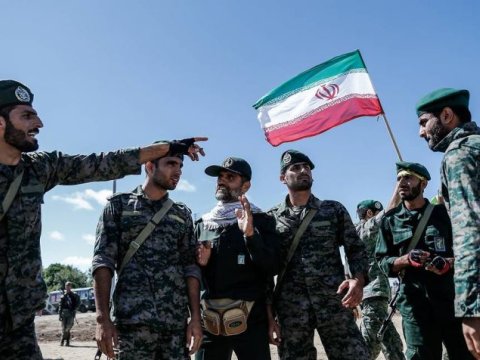 İran kimə əzələ nümayiş etdirir?