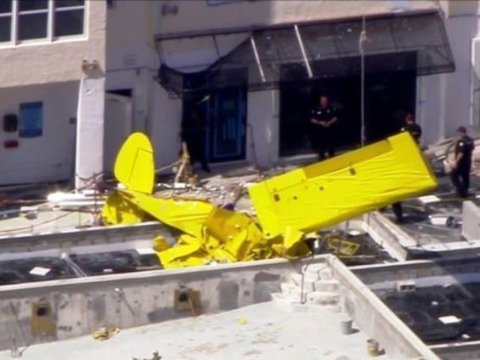 Təyyarə yaşayış binasına çırpıldı