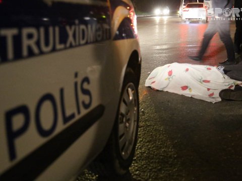 Yolu keçmək istəyən 2 piyadanı maşın vurdu