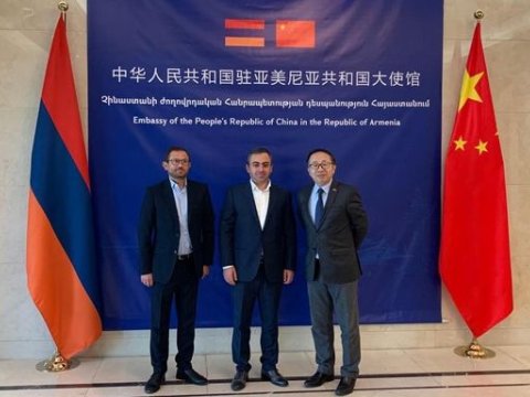 Çin səfiri Paşinyanın rəqibləri ilə danışıqlara başlayıb