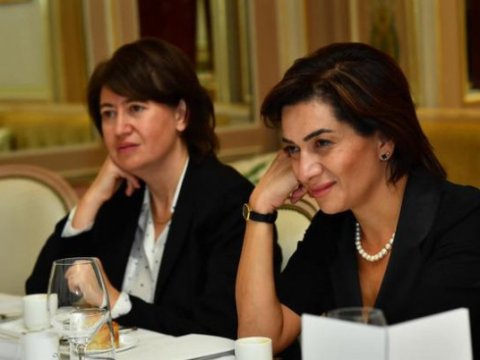 Paşinyanın arvadını Fransada təhqir etdilər