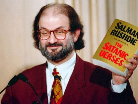 Salman Rüşdinin son vəziyyəti: gözü görmür, bir əli işləmir