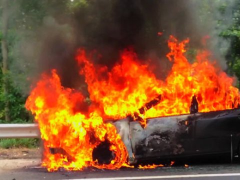 Salyanda maşın yandı