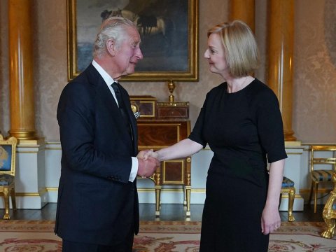 Kral Trassın istefasını qəbul edib