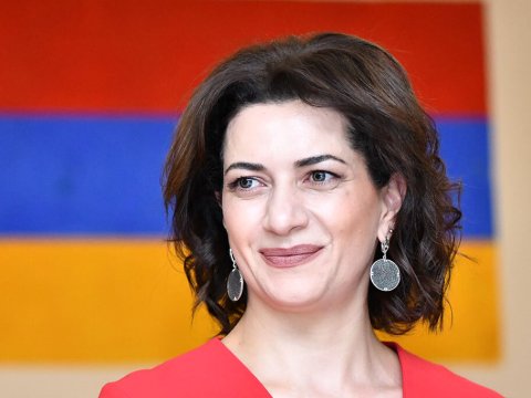 Paşinyanın arvadı Zatulinə dönük çıxdı
