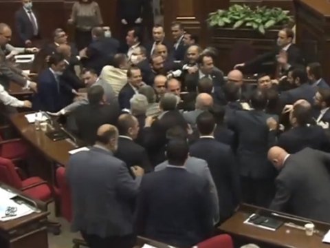 Ermənistan parlamentində terror aktı - Baş nazir və spiker niyə öldürüldü?