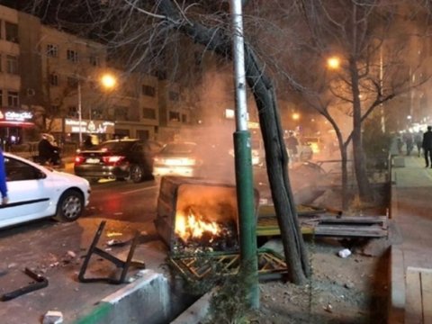 İranda qarşıdurma: Dövlət binaları yandırıldı, ölənlər var