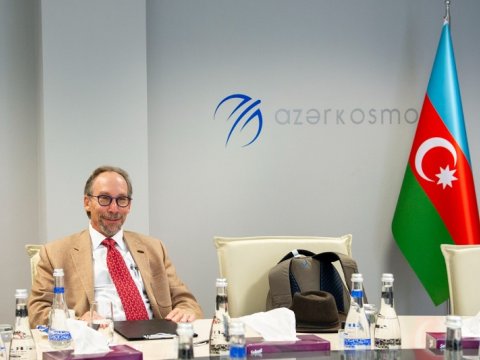 Məşhur kosmoloq Bakıda səfərdədir