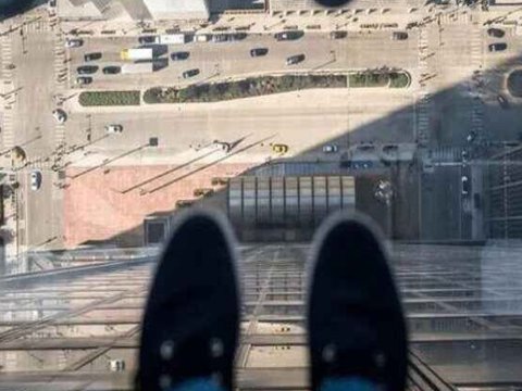 25 yaşlı gənc 9-cu mərtəbədən yıxıldı 